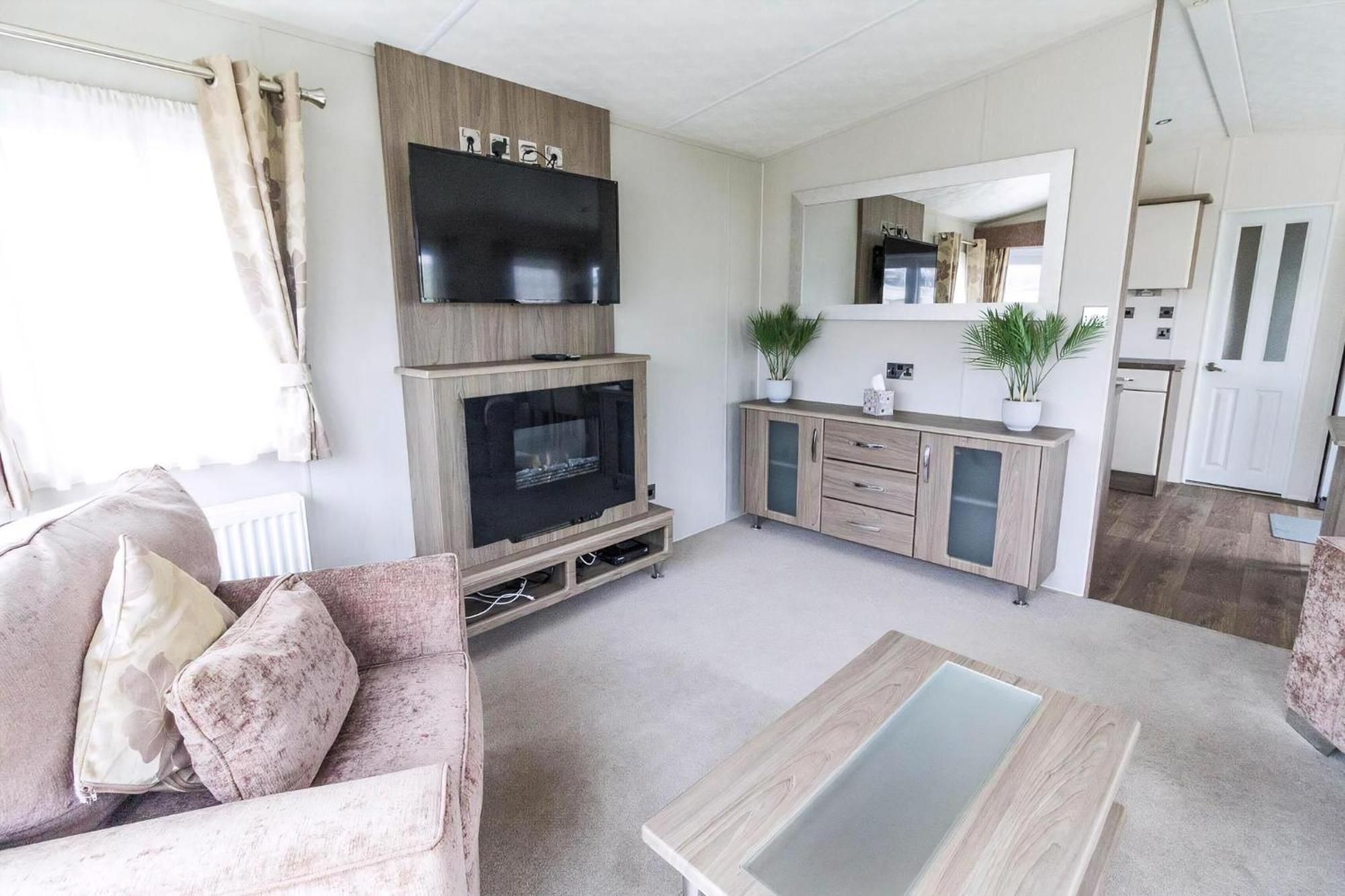 Beautiful 6 Berth Caravan By The Beach In Suffolk Ref 40076Nd Lowestoft Bagian luar foto