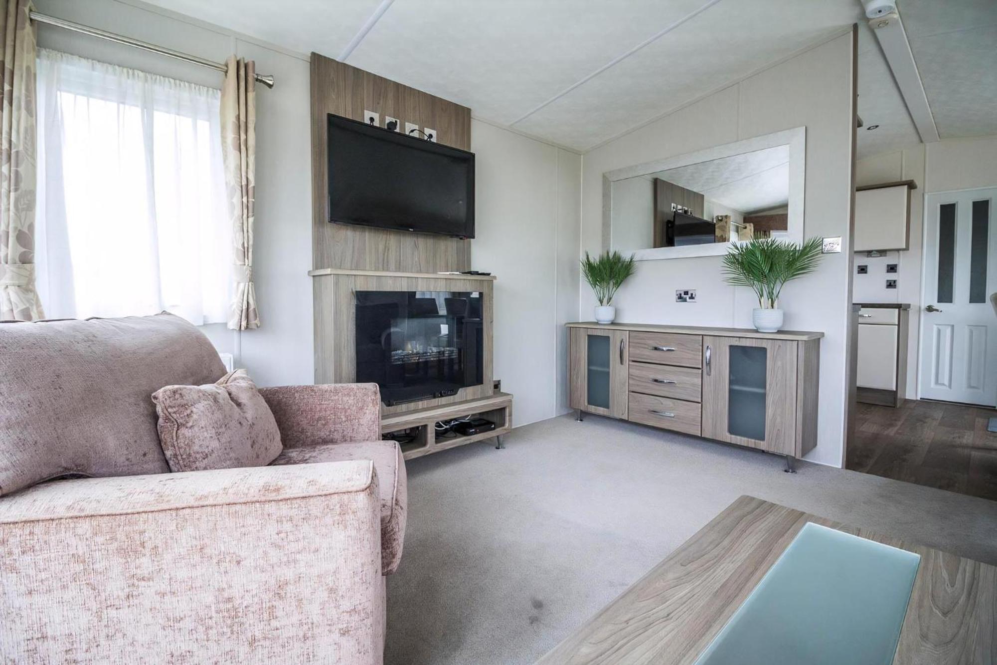 Beautiful 6 Berth Caravan By The Beach In Suffolk Ref 40076Nd Lowestoft Bagian luar foto